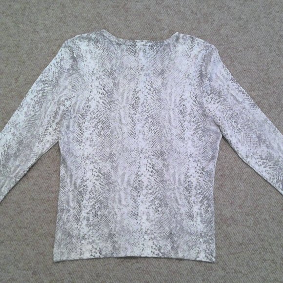 White House Black Market Light Grey White Snakeskin Sequin Cardigan Sweater Sm - Picture 6 of 6